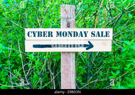 Vente Cyber Monday written sur panneau en bois avec la flèche pointant vers la droite contre vert feuilles arrière-plan. Concept image avec copie espace disponible Banque D'Images