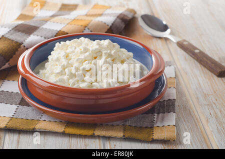 Fromage blanc frais dans un bol d'argile. Banque D'Images