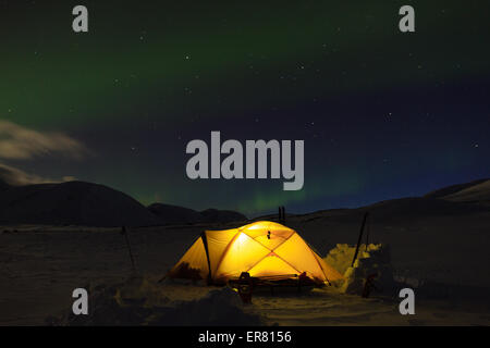 Aurora Borealis, Northern Lights, plus d'une tente dans la neige en Laponie suédoise. Banque D'Images