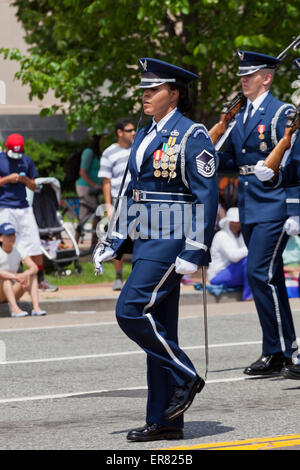 US Air Force Garde de cérémonie marching in Memorial Day Parade - Washington, DC USA Banque D'Images