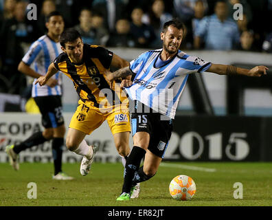 Buenos Aires, Argentine. 28 mai, 2015. Racing Club Ezequiel Videla (R) de l'Argentine des eddv pour la balle avec le guarani Tomas Bartomeus (L) du Paraguay pendant les quarts de match de la Coupe Libertadores, tenue dans le stade Presidente PEron, à Buenos Aires, Argentine, le 28 mai 2015. Credit : Claudio Fanchi/TELAM/Xinhua/Alamy Live News Banque D'Images