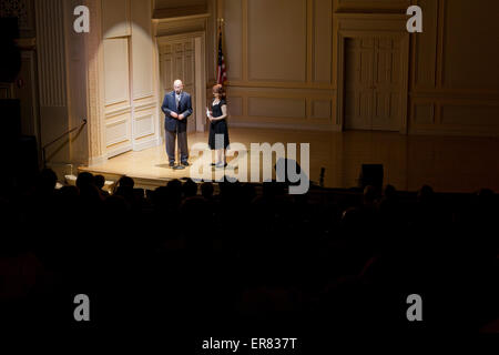 Les présentateurs debout sur la scène - USA Banque D'Images