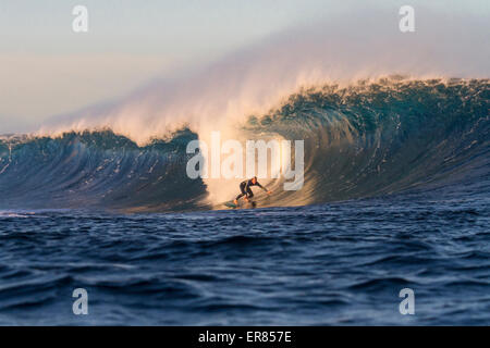 Tom Lowe, une grosse vague surfer à El Mas vague en Lanzarote, îles Canaries. L'Espagne. Banque D'Images