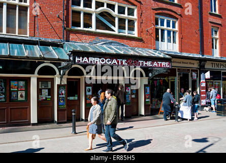 Personnes marchant par l'extérieur du théâtre Harrogate Oxford Street Harrogate centre-ville North Yorkshire Angleterre Royaume-Uni GB Grande-Bretagne Banque D'Images