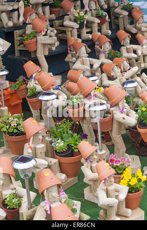 Flowerpot men d'ornements de jardin à vendre à Weymouth en mai Banque D'Images