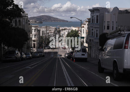Voitures garées sur les bâtiments le long de la rue de la ville Banque D'Images