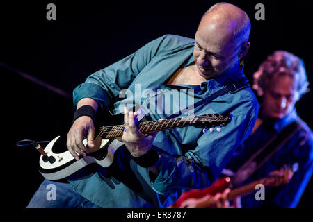 Milan Assago Italie. 28 mai 2015. Le chanteur compositeur et guitariste Mark Knopfler joue live au Mediolanum Forum pendant les 'Une soirée avec Mark Knopfler et Band Tour 2015' Credit : Rodolfo Sassano/Alamy Live News Banque D'Images