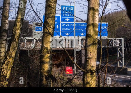 Des affiches à l'entrée de tunnel commun Bell sur l'autoroute M25, Wemmel, Essex, Angleterre Banque D'Images