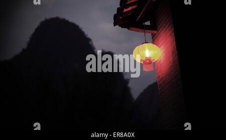 Low angle view of Chinese lanterne sur toit de maison la nuit, Huanggyao, Chine Banque D'Images