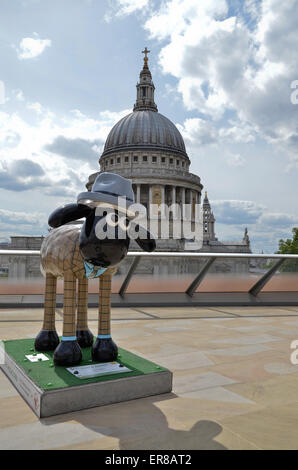 Sculpture réplique Shaun le mouton, une partie de l'Shaun dans la ville exposition de 50 Shauns placés autour de Londres en mai 2015 Banque D'Images