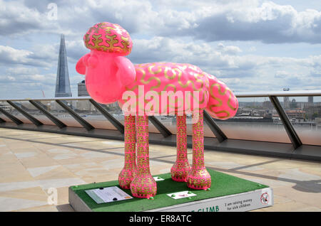 Sculpture réplique Shaun le mouton, une partie de l'Shaun dans la ville exposition de 50 Shauns placés autour de Londres en mai 2015 Banque D'Images