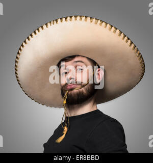 Portrait de l'homme drôle en sombrero mexicain Banque D'Images