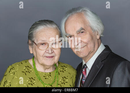 Portrait of happy senior couple sur fond gris Banque D'Images