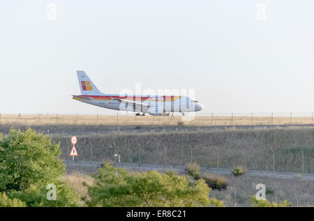 -L'avion Airbus A319-111-, -d- Iberia compagnie aérienne, sur la piste de Madrid-Barajas -Adolfo Suarez- aéroport, après qu'il a atterri. Banque D'Images