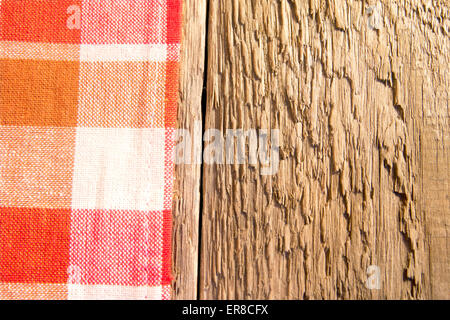 Serviette à carreaux sur fond rustique en bois (table, texture) Banque D'Images
