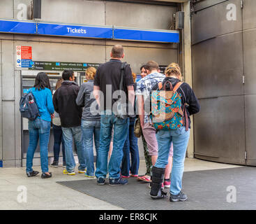 Social distancing doit être maintenu à la file d'attente de billets sur la station de métro et le réseau de Londres, Londres Angleterre Royaume-Uni Banque D'Images