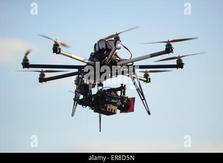 Drone avec caméra contre sky Banque D'Images