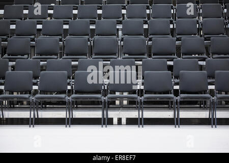 Des rangées de chaises vides au salle de séminaire Banque D'Images