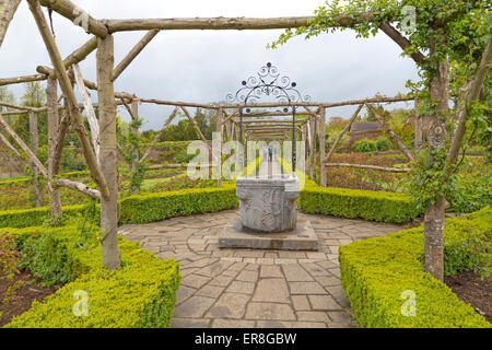 Rose Garden fortifiée à Polesdon Lacey et un mandrin à pied dans le jardin de roses, grand Bookham, près de Dorking, Surrey, Angleterre, Royaume-Uni. Banque D'Images