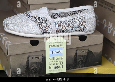 Chaussures TOMS à vendre dans un magasin à Wirksworth Banque D'Images