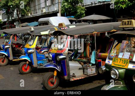 Bangkok, Thaïlande une rangée de tuk-tuk taxis garés en attente de prix sur une rue de Chinatown Banque D'Images