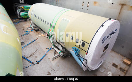 Hambourg, Allemagne. 29 mai, 2015. Le fuselage d'un avion se trouve sur une surface de chargement de navires à l'usine d'Airbus à Hambourg, Allemagne, 29 mai 2015. Airbus est la première expédition gros avion composants pour la chaîne d'assemblage final de la famille A320 d'Airbus en mobile dans le USA. Photo : DANIEL BOCKWOLDT/dpa/Alamy Live News Banque D'Images