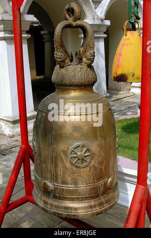 Bangkok, Thaïlande : une grande cloche de temple en bronze avec deux têtes de dragon de Naga à Wat bouddhiste Banque D'Images