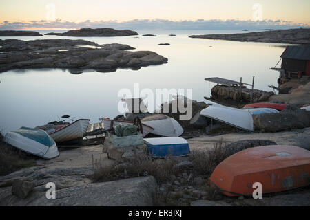 L'envers des bateaux sur les rochers au bord du lac Banque D'Images