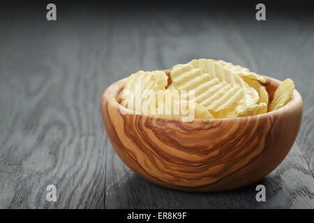 Plaquettes organiques ridée dans un bol en bois sur table en bois avec copie espace Banque D'Images