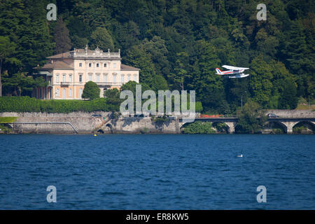 Un petit hydravion rouge et blanc au Lac de Côme Banque D'Images