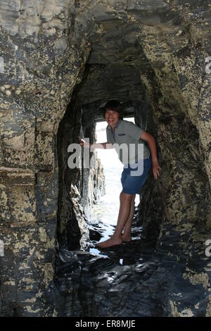 Assis en tunnel au Harlyn Beach, à l'intermédiaire de John Cove, Cornwall, Angleterre Banque D'Images