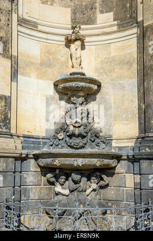 Vue rapprochée de la fontaine murale sculpturale sur le sud du coin extérieur de Zwinger à Dresde, Saxe, Allemagne. Banque D'Images