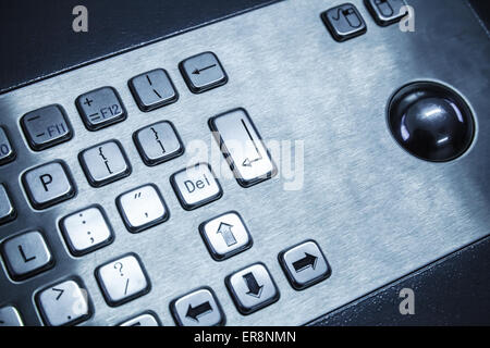 Clavier industriel en acier d'une trackball, photo dans les tons bleus, selective focus avec DOF peu profondes Banque D'Images