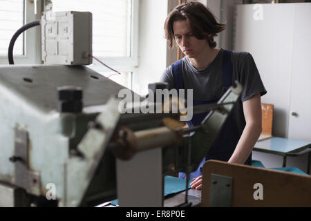 Les jeunes travailleurs manuels, l'utilisation de la machine en usine Banque D'Images