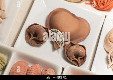 L'Italien fait maison raviolis au chocolat en forme de cœur Banque D'Images