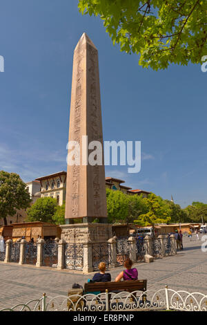 L'obélisque de Théodose, l'obélisque égyptien antique du pharaon Thoutmosis III à l'Hippodrome, Sultanahmet, Istanbul, Turquie Banque D'Images