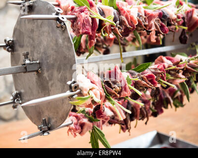 Les oiseaux sur la flèche avec la viande, bacon et sage prêt pour la cuisson Banque D'Images