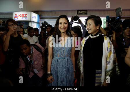 Yangon, Myanmar. 29 mai, 2015. L'actrice de Hong Kong chinois Pei-pei Cheng (R) et la Malaisie l'actrice Michelle Yeoh assister à l'International Film Heritage Festival à Yangon, Myanmar, le 29 mai 2015. L'International Film Heritage Festival, organisé par le Myanmar, a débuté à l'Nay Pyi Taw Cinema à Yangon vendredi. Credit : U Aung/Xinhua/Alamy Live News Banque D'Images