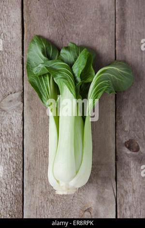 Directement au-dessus de bok choy sur table en bois Banque D'Images