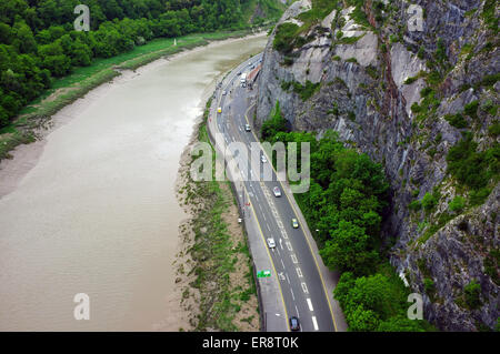 Le point de vue de l'A4 et de la rivière Avon vu de de à mi-chemin le long du pont suspendu de Clifton à Bristol. Banque D'Images