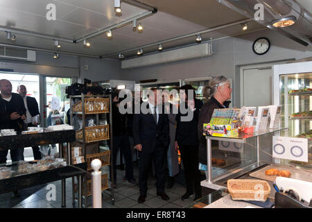 Svinning, Danemark, 29 mai 2015 : le chef de l'opposition danois Lars Lokke Ramussen (M, avec égalité) , Venstre ( lire : les libéraux) visites dans le cadre de sa campagne électorale une boulangerie dans Svinning sur la Nouvelle-Zélande. Le propriétaire prétend qu'ils ont des problèmes de l'embauche de personnes malgré le chômage. L'trop petite différence entre l'allocation de chômage et le niveau de salaire est un point central dans l'élection de Venstre programme : "Il doit payer pour travailler" Banque D'Images