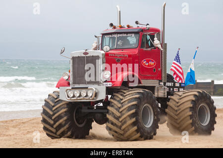 Big Pete monster truck équitation le long de la plage le premier jour du Festival 2015 à roues de Bournemouth peut à la plage de Bournemouth, Dorset UK. Credit : Carolyn Jenkins/Alamy Live News. Banque D'Images