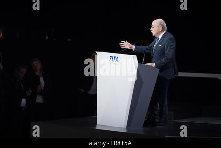 Zurich, Suisse. 29 mai, 2015. Le Président de la FIFA, Sepp Blatter, prononce un discours avant le processus d'élection à la 65e Congrès de la FIFA à Zurich, Suisse, le 29 mai 2015. Credit : Xu Jinquan/Xinhua/Alamy Live News Banque D'Images