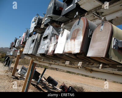 Boîtes aux lettres rustique dans une rangée Banque D'Images