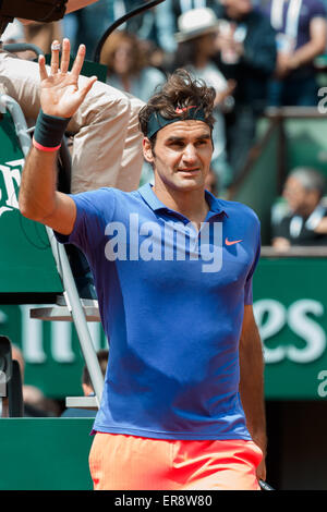 Paris, France. 29 mai, 2015. La Suisse de Roger Federer célèbre sa victoire dans un 3ème match contre Damir DZUMHUR de Bosnie et Herzégovine sur la sixième journée des 2015 Open de France de tennis à Roland Garros à Paris, France. Bas Sydney/Cal Sport Media. Credit : csm/Alamy Live News Banque D'Images