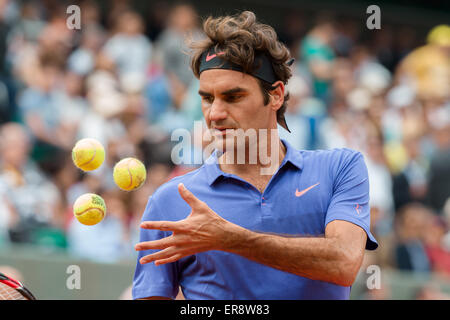 Paris, France. 29 mai, 2015. La Suisse de Roger Federer en action dans un 3ème match contre Damir DZUMHUR de Bosnie et Herzégovine sur la sixième journée des 2015 Open de France de tennis à Roland Garros à Paris, France. Bas Sydney/Cal Sport Media. Credit : csm/Alamy Live News Banque D'Images