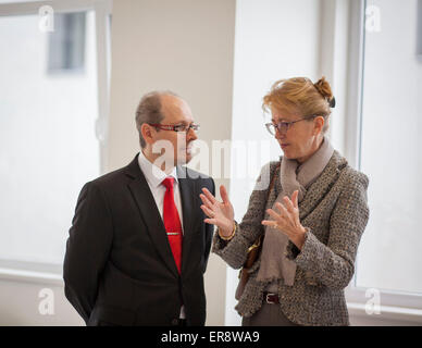 L'ambassadeur norvégien Siri Ellen Sletner (à droite) parle avec sous-investisseur Jaromir Gregr lors de l'ouverture des nouveaux locaux de la clinique psychiatrique, co-financé par la Norvège, dans la région de Pisek, République tchèque, le 29 mai 2015. (Photo/CTK Tomas Binter) Banque D'Images