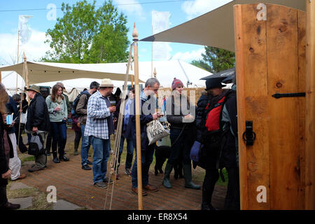 Hay on Wye, Powys, Pays de Galles. 29 mai, 2015. Comment la lumière se met en musique et philosophie embrasse festival - Festival festivaliers queue pour entrer dans l'anneau d'une yourte au Globe site. Banque D'Images