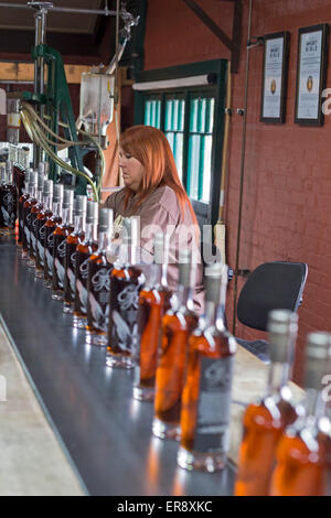 Frankfort, Kentucky - Bouteille de bourbon au travailleurs de la distillerie de Buffalo Trace. Banque D'Images