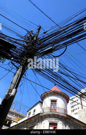 Masse enchevêtrée de câbles électriques sur le post, La Paz, Bolivie Banque D'Images